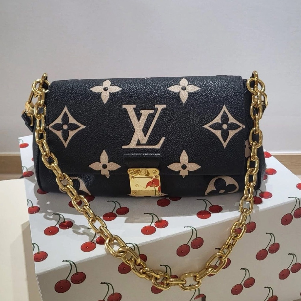 Louis Vuitton Pochette Metis East West